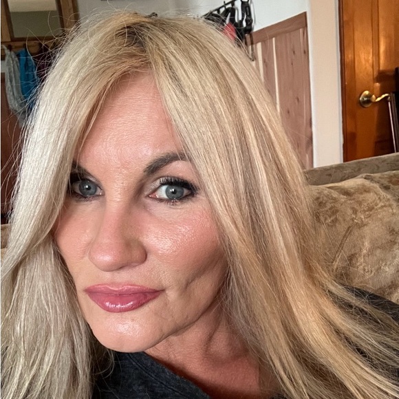 Meet your Poshers, Anna & Lucy - Picture 7 of 7